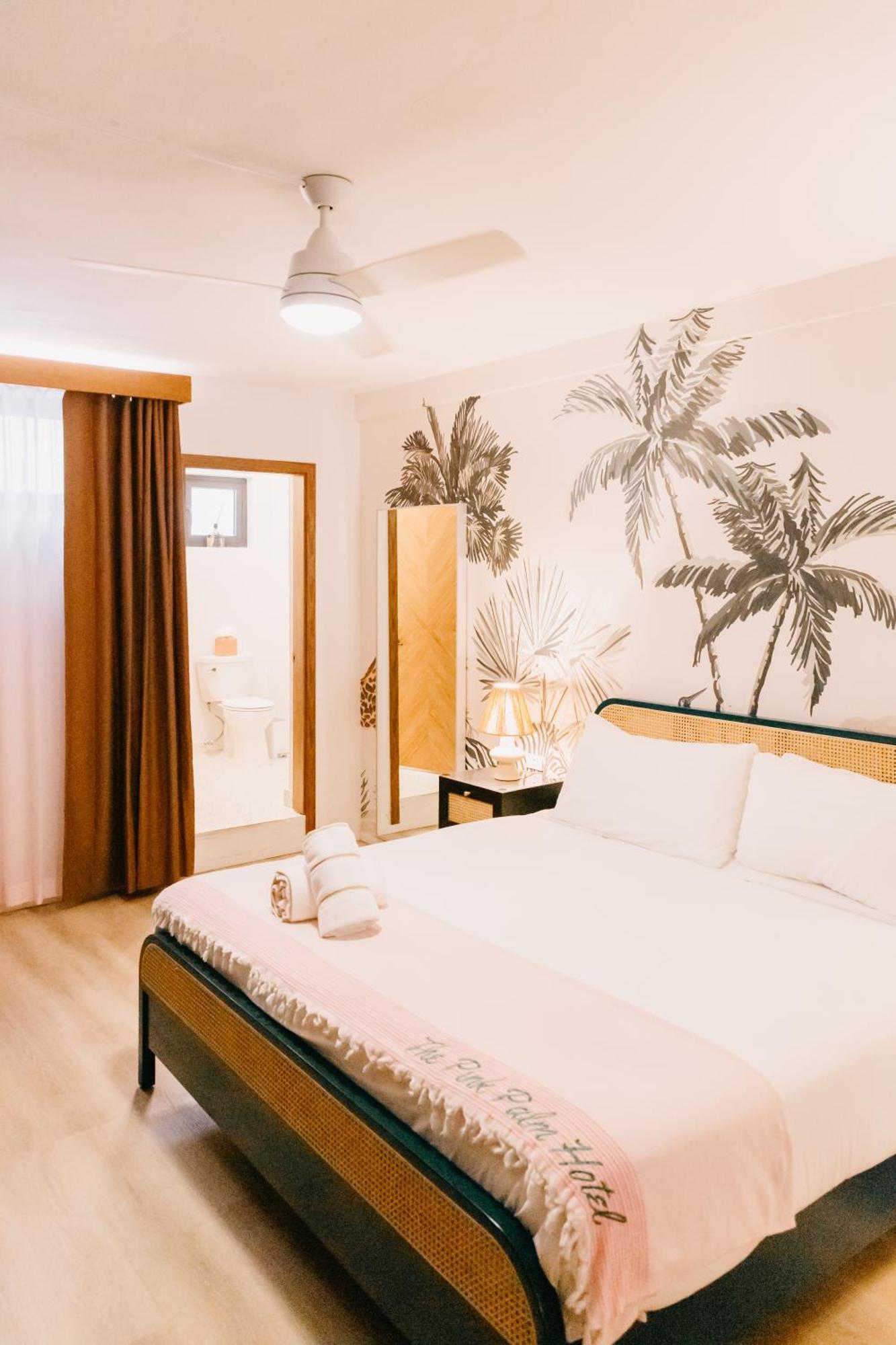 The Pink Palm Hotel - Adults Only 夏洛特阿马利亚 外观 照片